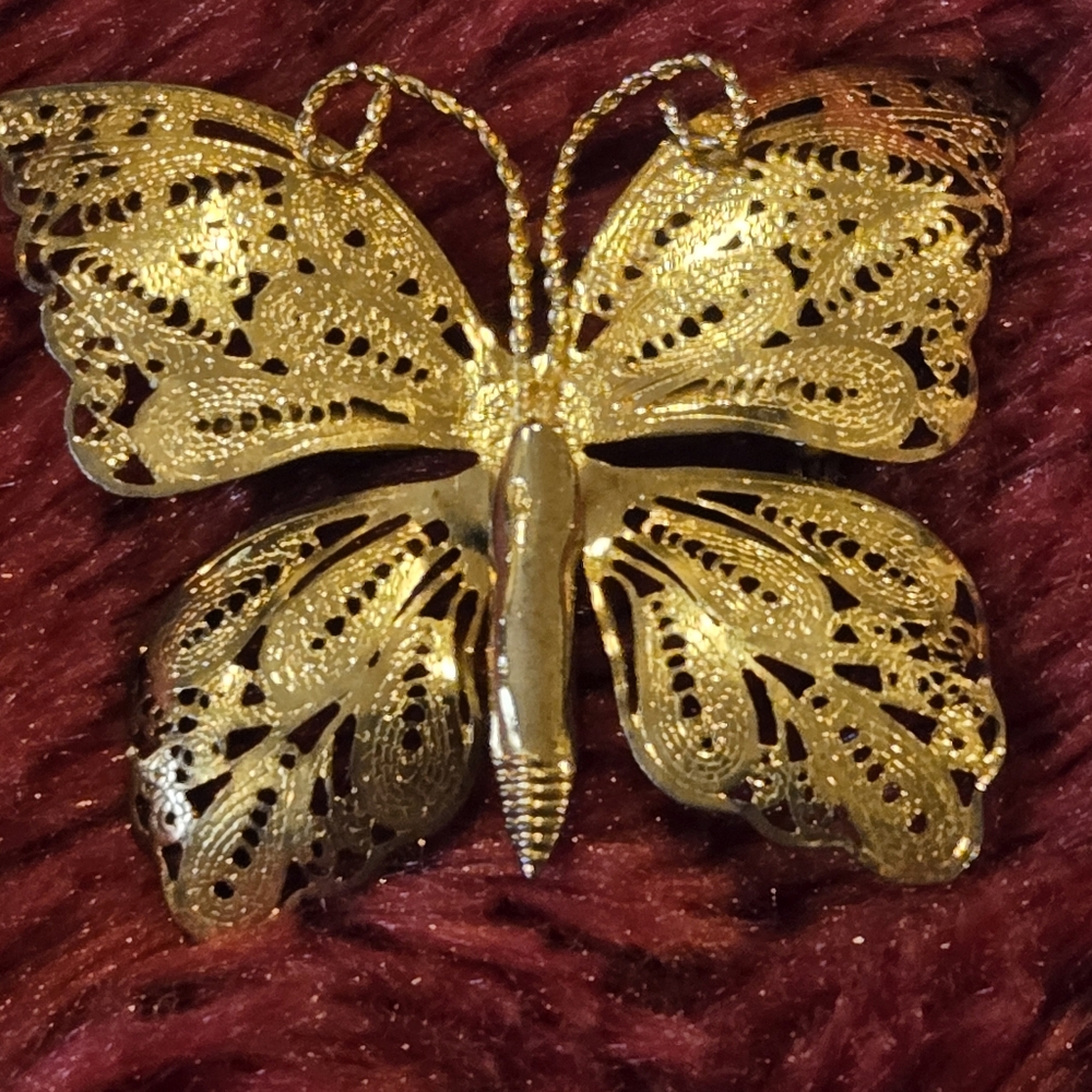 🦋 Vintage Goldtone Filigree Butterfly Brooch – Approx. 2" x 2.5"